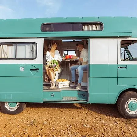 Campo de lujo Rent A Vw Lt31 Camper With Blue Classics